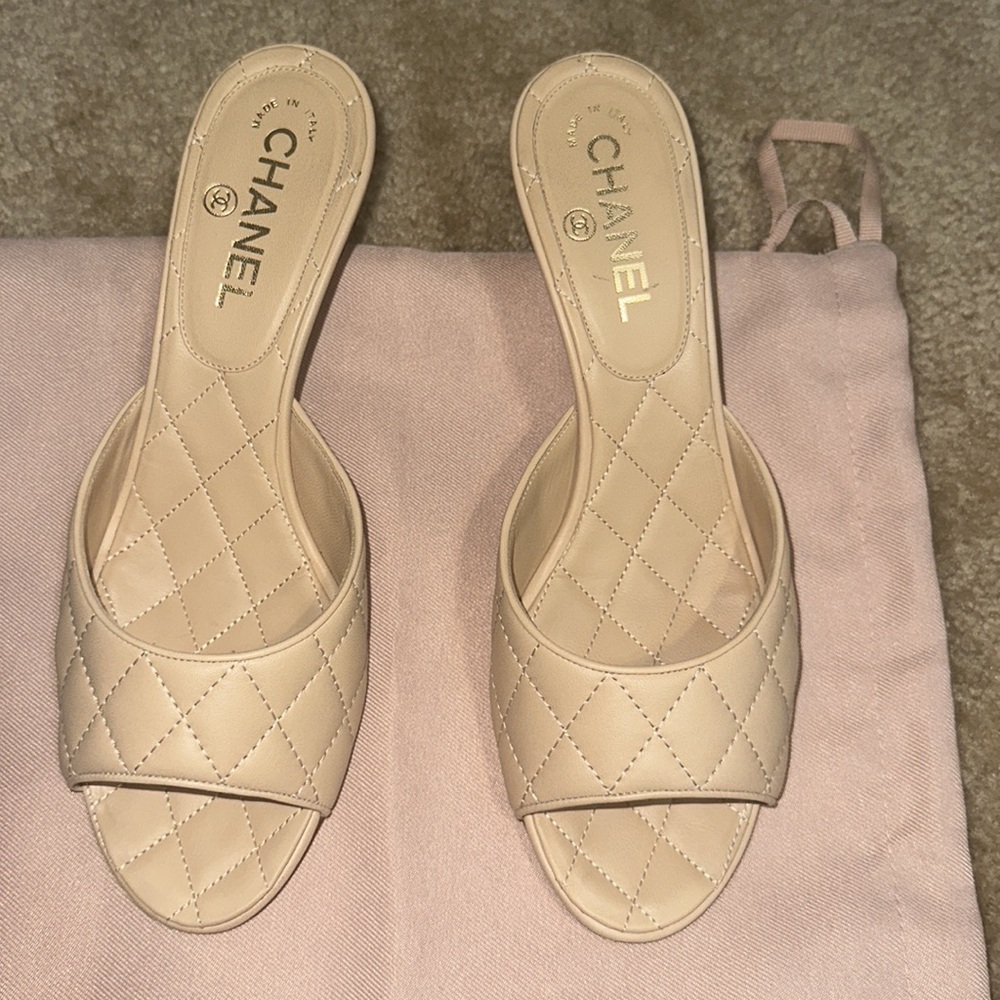 Classic quilted chanel heels nude gold logo cc - Picture 2 of 12